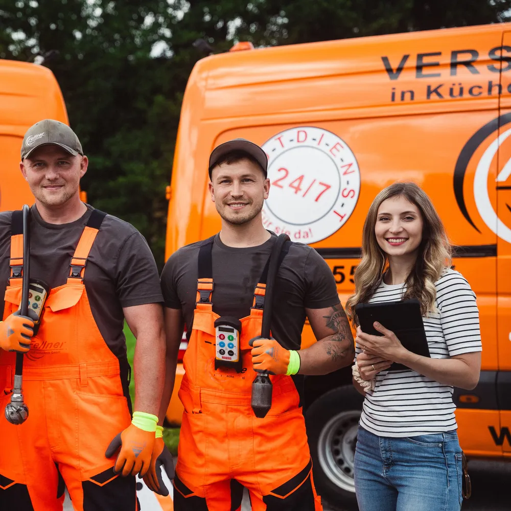 Team der Fellner Abflusstechnik GmbH vor den Transportern