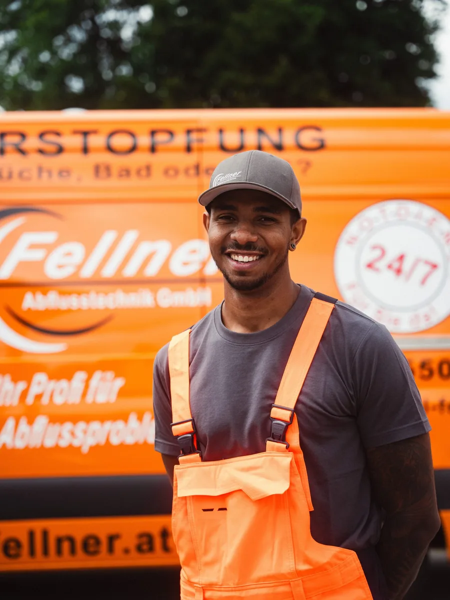 Timothy Ozabor, Fahrer und Service-Monteur der Fellner Abflusstechnik GmbH